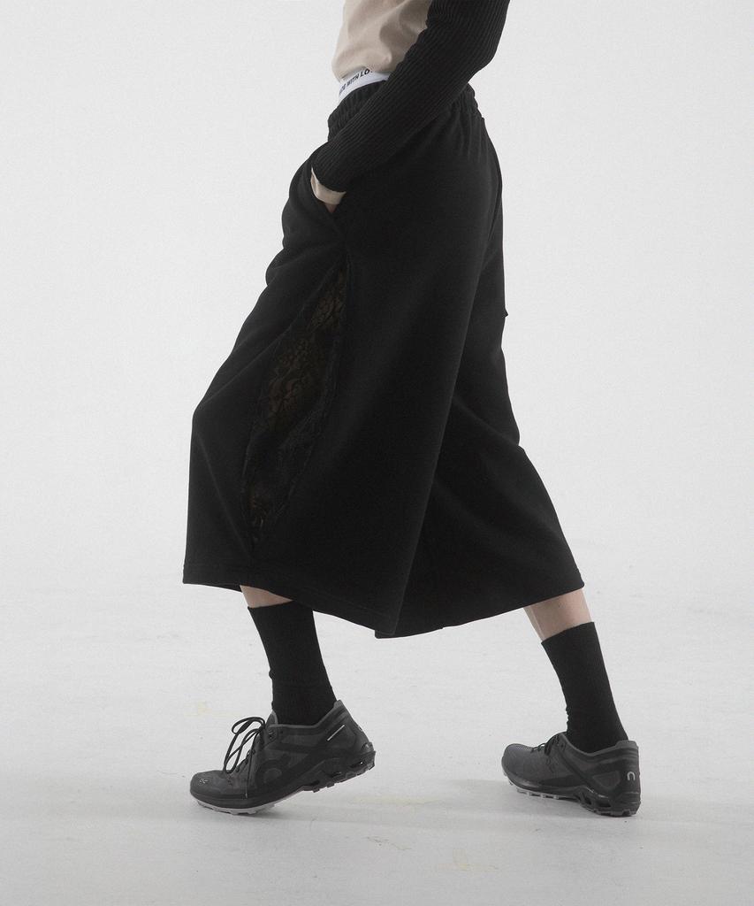 Paensyo Scissors Tuck See-Through 3/4 Pants - Black