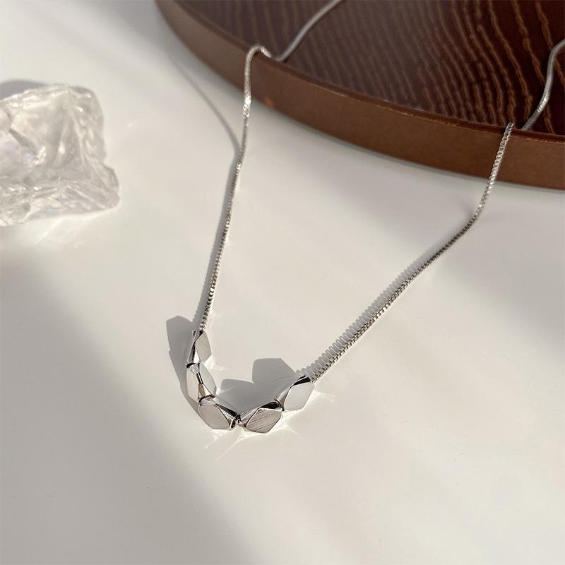 

Transfer beads Lucky Doudou necklace Women s niche design sense Light luxury Multi-faceted rice grains Versatile niche collarbone chain