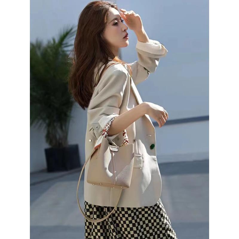 Leather bucket bag, new high-end women's summer messenger bag, large-capacity vegetable basket, cute women's bag.