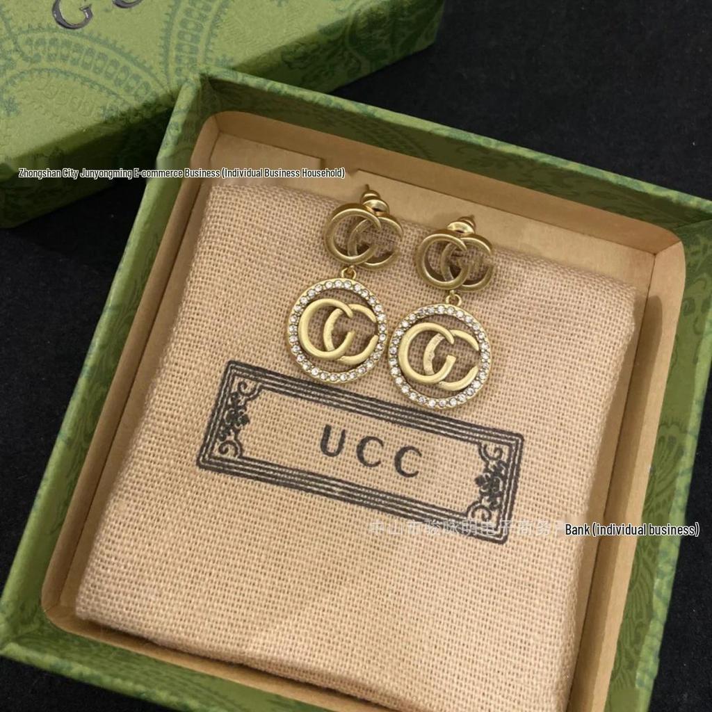 Cercei Stud Retro cu Dublu G: Rotund, Cu Diamante Complete Incrustate, Design cu Litere Goale, Placat cu Cupru cu Aur Real