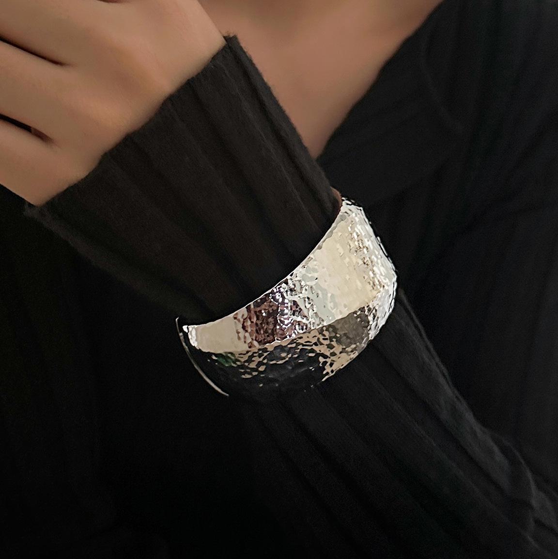 

Европейский и американский комплект браслетов из овального сплава с бусинами - модный весенний дизайн