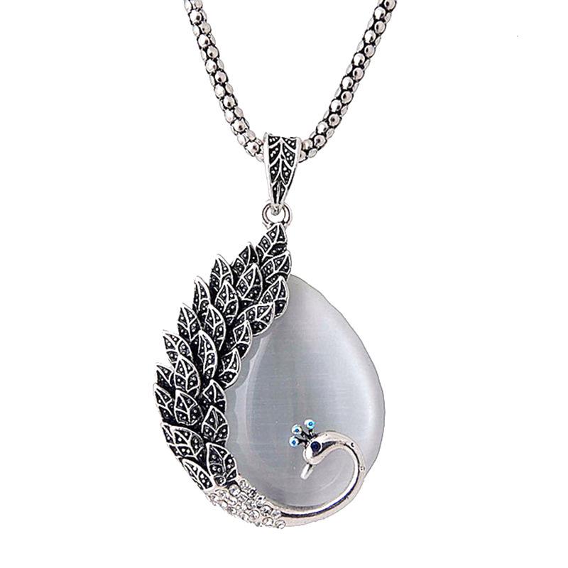 

High-End Retro Cat s Eye Necklace: Versatile Peacock Pendant Sweater Chain for Women