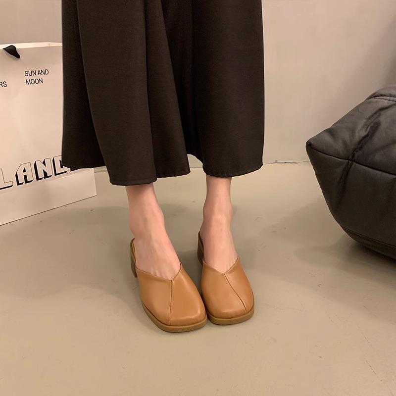 Baotou poloviční pantofle dámské podzimní nošení nové dámské boty s nízkým podpatkem francouzské univerzální jednopřezkové boty se čtvercovou špičkou