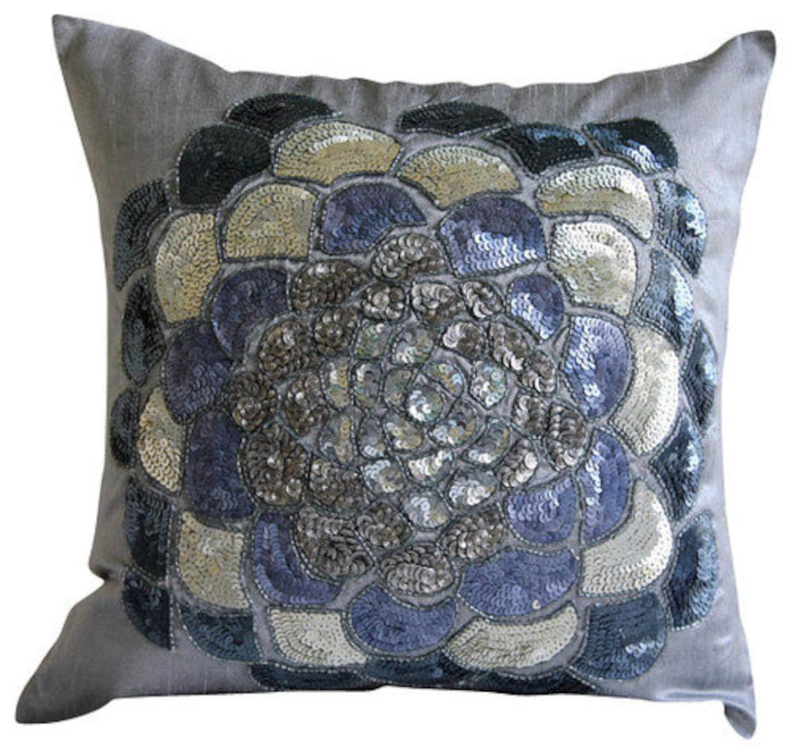 

The HomeCentric Наволочка Серебряные наволочки Блестки Цветочный медальон из бисера Наволочка Шелковая наволочка с цветочным принтом - Серебряный полевой цветок