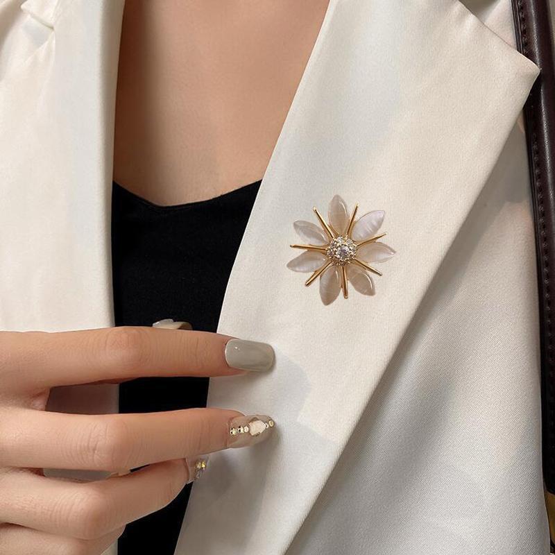 Snowflake Zircon Brooch Fashion Elegant Women Alloy Brooches Clothes Pins Accessories Party Wedding Gifts