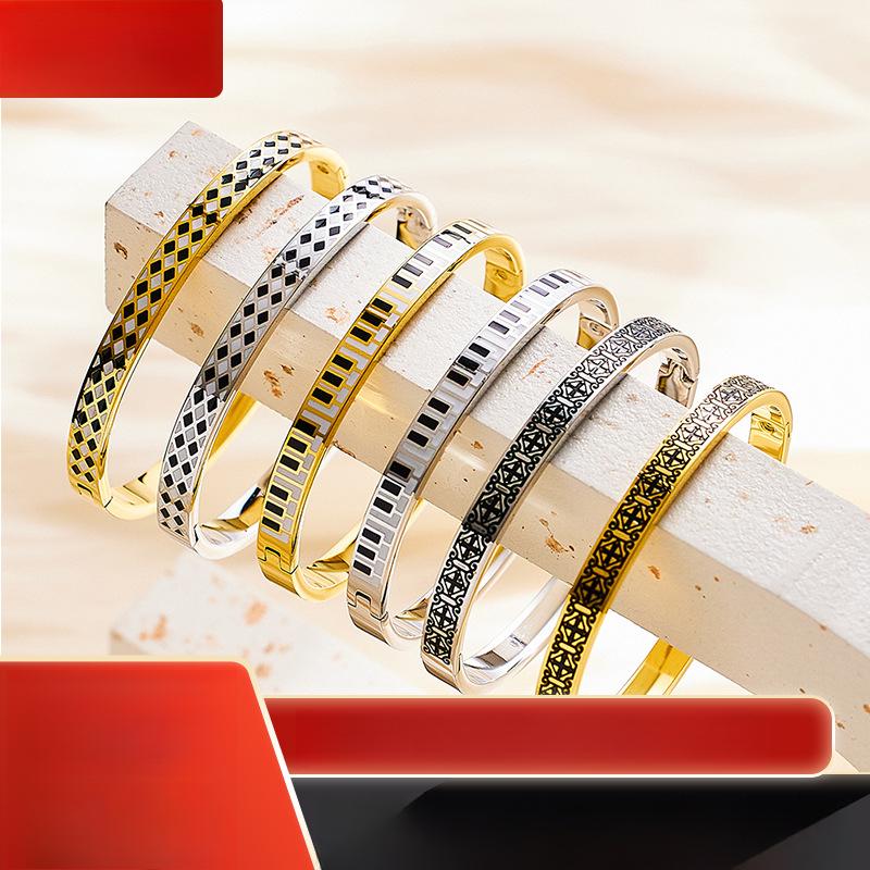 Fashionable Enamel Jewelry Jewelry Gift Bracelet Black and White Diamond Pattern Bracelet