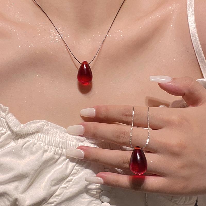 Vintage Red Resin Waterdrop Pendant Necklaces for Women Fashion Simplicity Leather Rope Collarbone Necklaces Jewelry Accessories