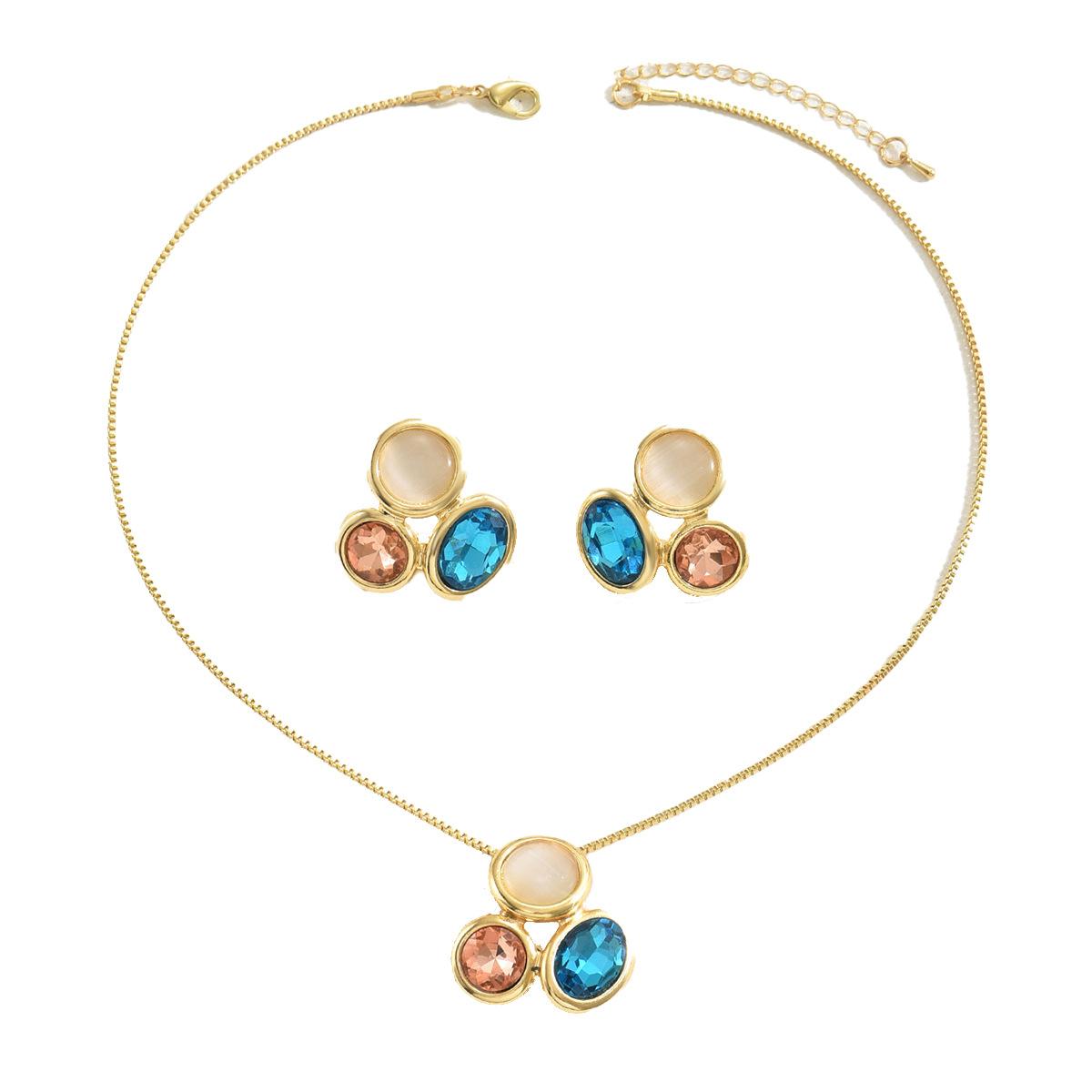 

Уникальный женский комплект сережек с разноцветными серьгами, инкрустированными камнями, и длинным ожерельем в лесном стиле 42cm золотой