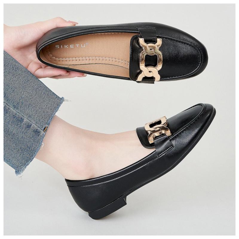 New Women Flat Shoes Metal Decoration Leather Casual Shoes Girl Fashion Slip-on Loafers