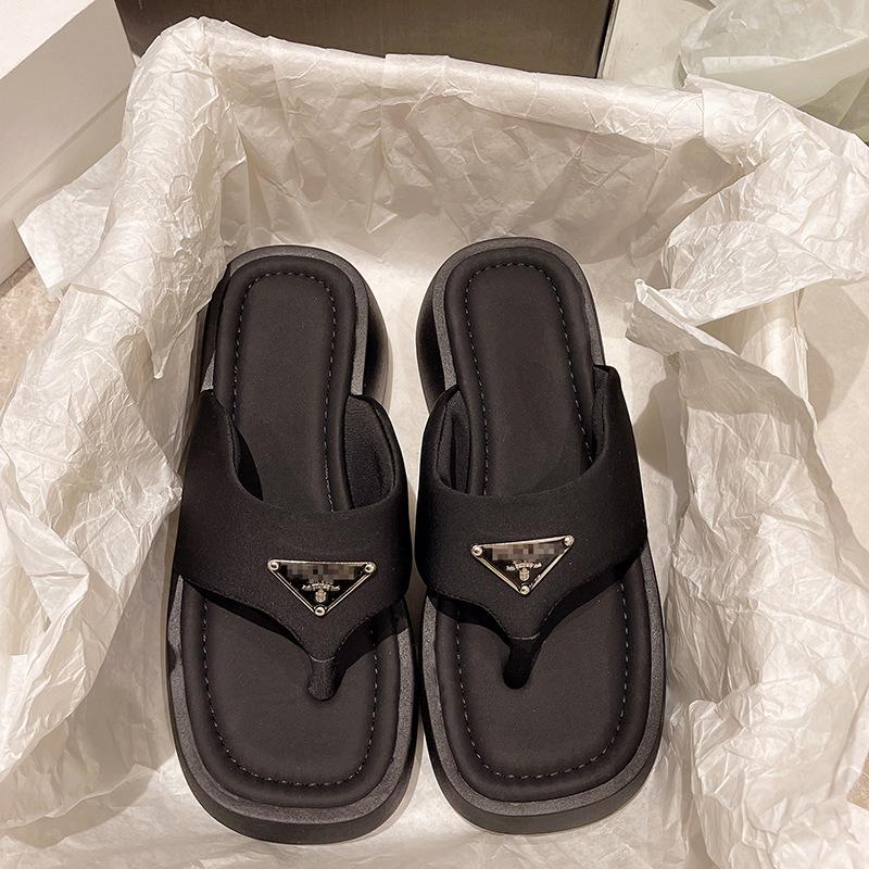 Thick-soled Foot-pinched Flip-flops for Women's New Summer Fashion, High-end Sense, Non-slip and Heightening Beach Sandals