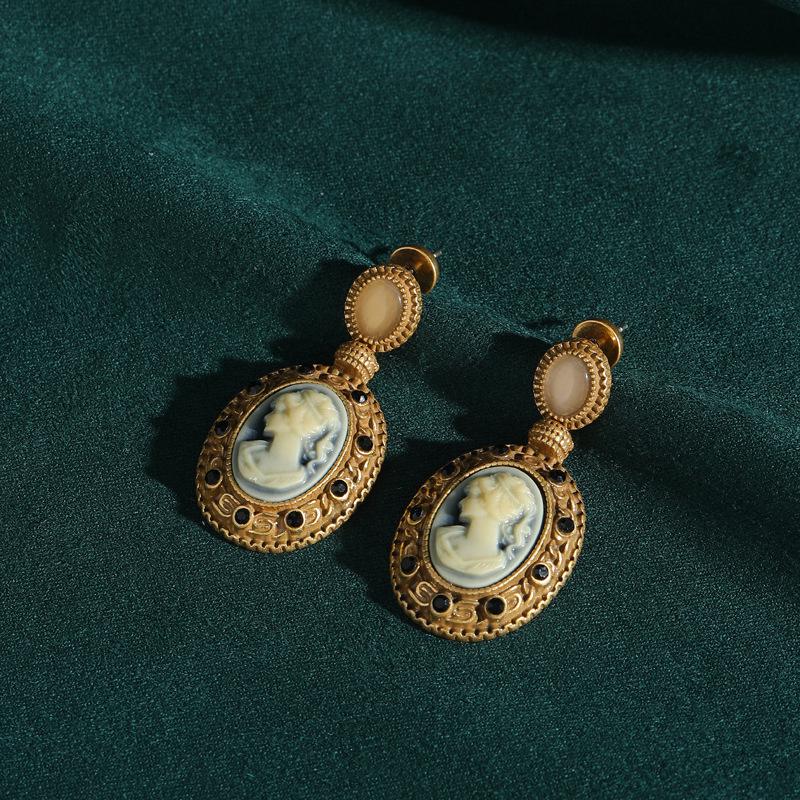 Yong Nuo Retro Court-Style Embossed Portrait Charm Bracelet Set in Aged Gold