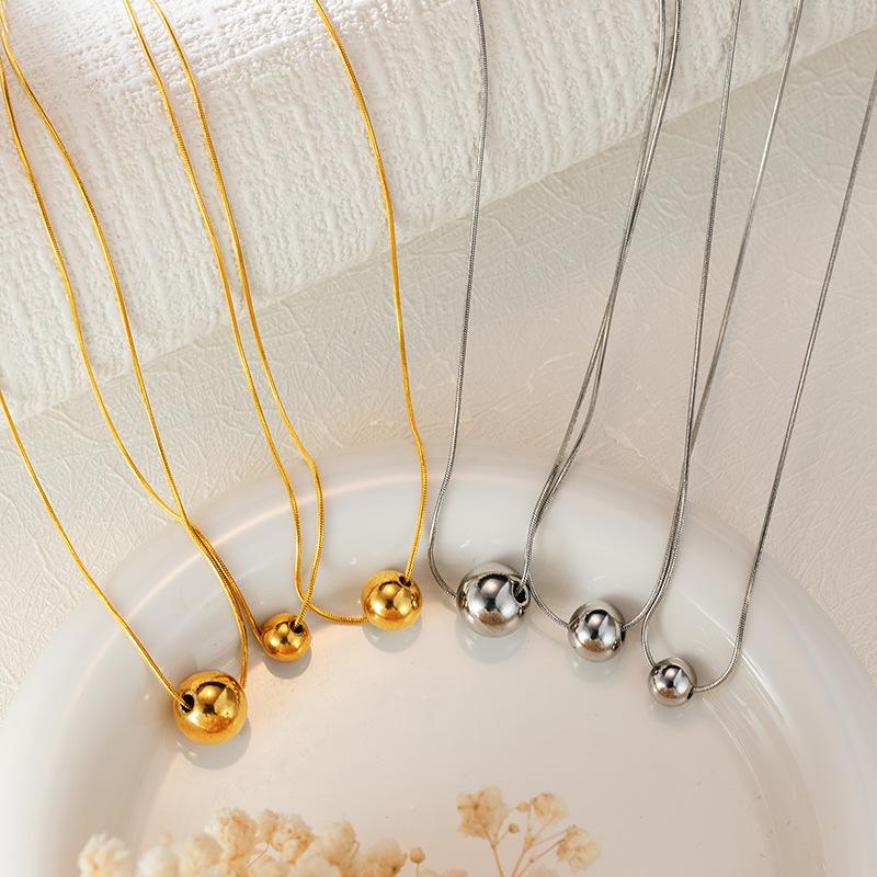 Damski Transgraniczny Naszyjnik Tytanowy z Wężową Łańcuszkiem i Złotą Kulą - Prosta, Wszechstronna Biżuteria