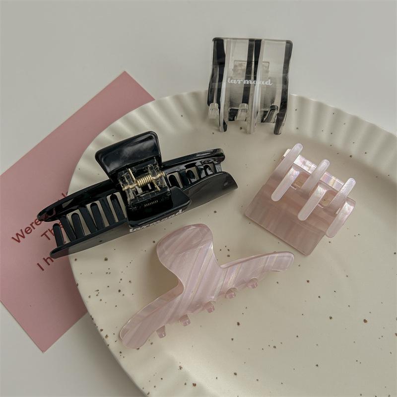 Korean Chic: High-End Black Gradient Shark Hair Clip 2023