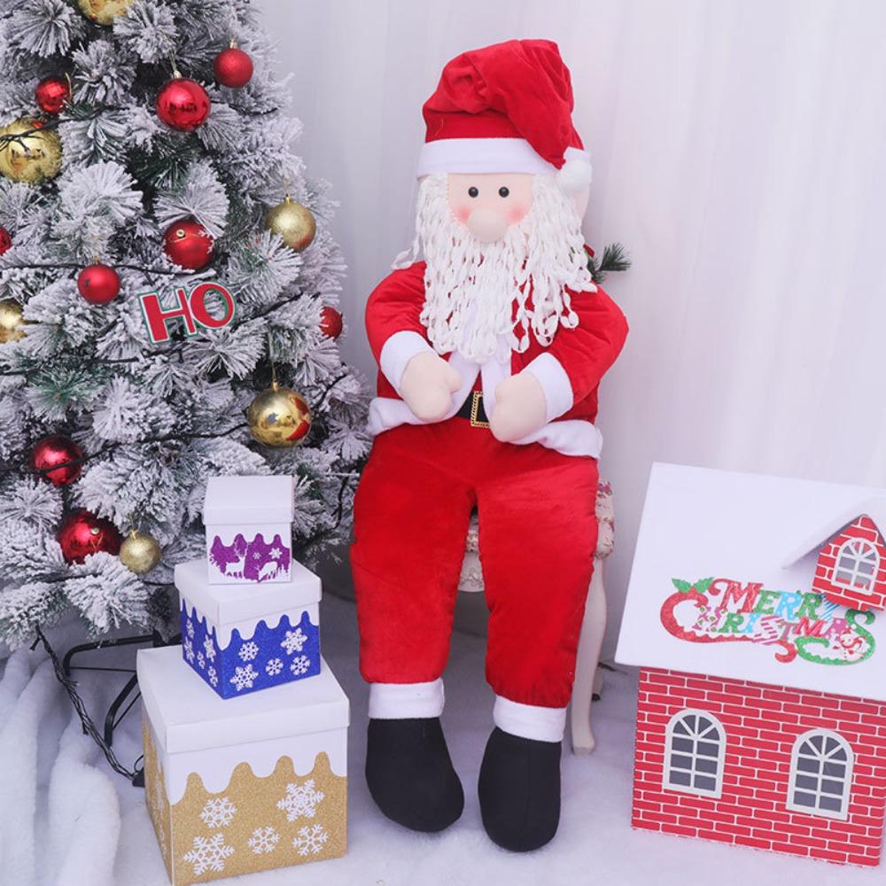 Rekwizyty Świętego Mikołaja, wózek z reniferami w pozycji siedzącej, Święty Mikołaj niosący paczkę z prezentami, świąteczna dekoracja okienna scena