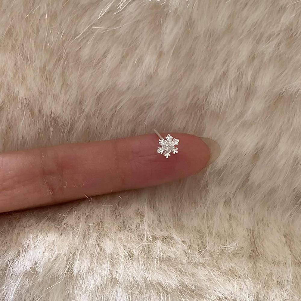 Flash Zircon Snowflake Stud Earrings: Elegant Women's Gift, Light Luxury & Versatile Fashion Design for Christmas.