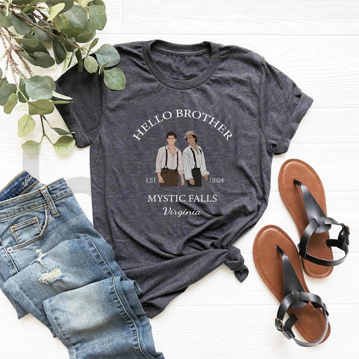 

Футболка Hello Brother Mystic Falls Virginia Футболка Stefan and Damon Salvatore Футболка Жіночий одяг Вуличний одяг Вампір Подарунок фанату XXL темно-сірий колір