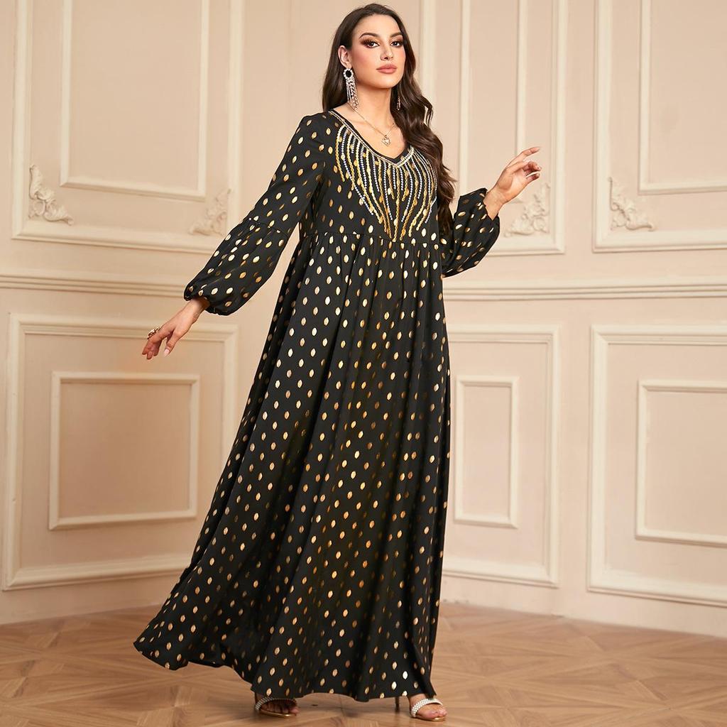 Elegantes muslimisches Langarmgewand aus dem Nahen Osten mit Stickerei und Heißprägung