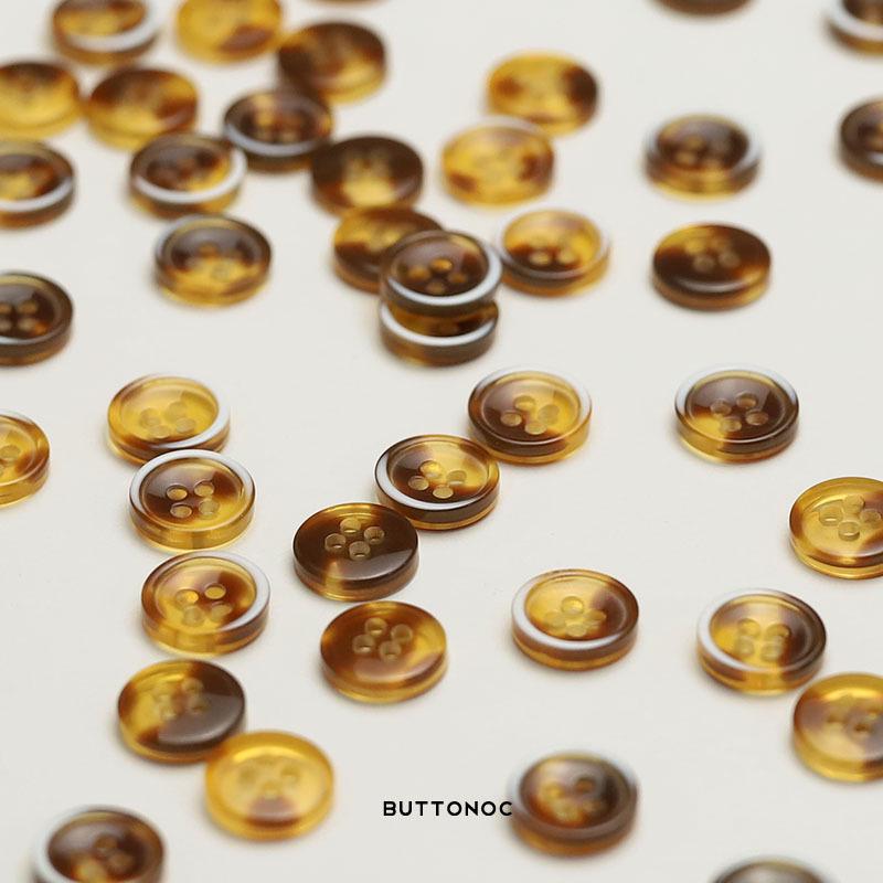 Fyrahåls Halvmåne Knappar i Harts för Stickade Cardiganärmar & Kragar - Kaffefärg med Vit Kant, Långärmad Skjorttyg för Herr & Dam.