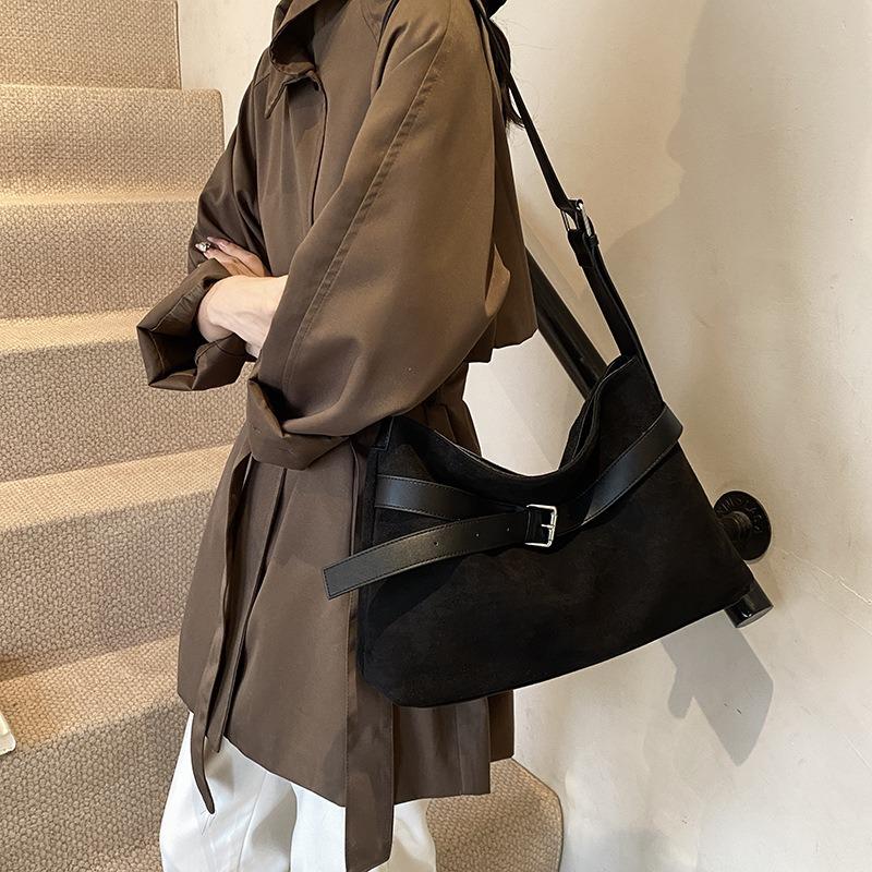 Niche retro premium matte texture single shoulder underarm bag autumn and winter new lazy wind oblique span bag tote bag