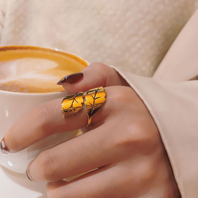 

Кольцо из 18-каратного золота с титановой сталью в форме листа - корейские ювелирные изделия в холодном стиле высшего качества