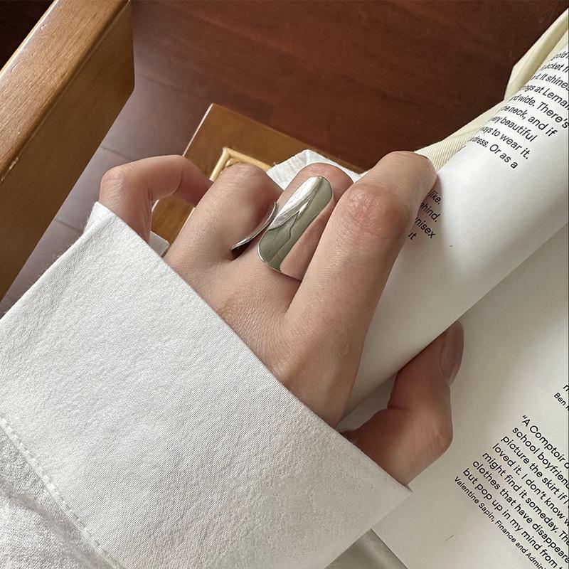 Korean Niche Heavy-Duty Wide Face Ring for Women: Minimalist Fashion, Strong Presence, Versatile Style