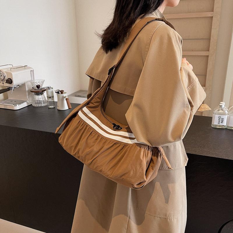 Korean simple hand-carried dumpling bag, casual fashion commuter messenger bag, casual sports contrasting color single shoulder women's bag