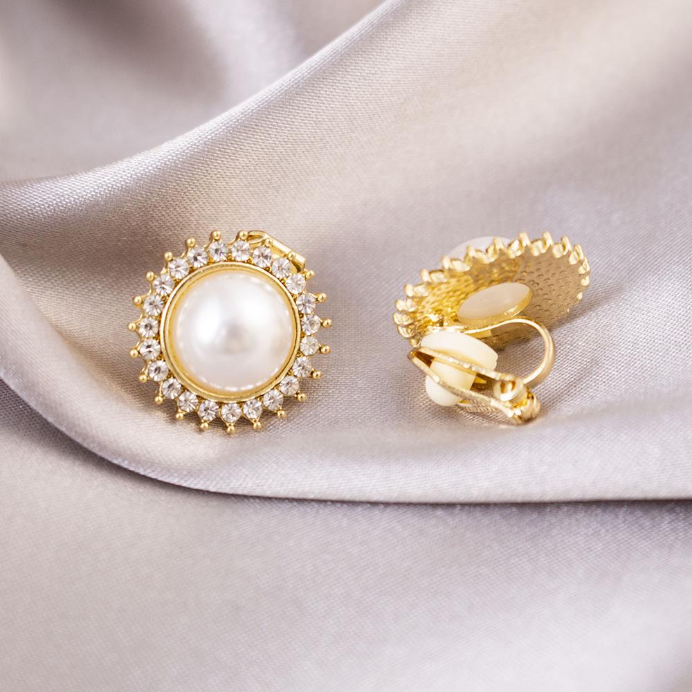 Elegant Clip-On Triangle Earrings for Non-Pierced Ears - Versatile, Light Luxury for Everyday Wear.