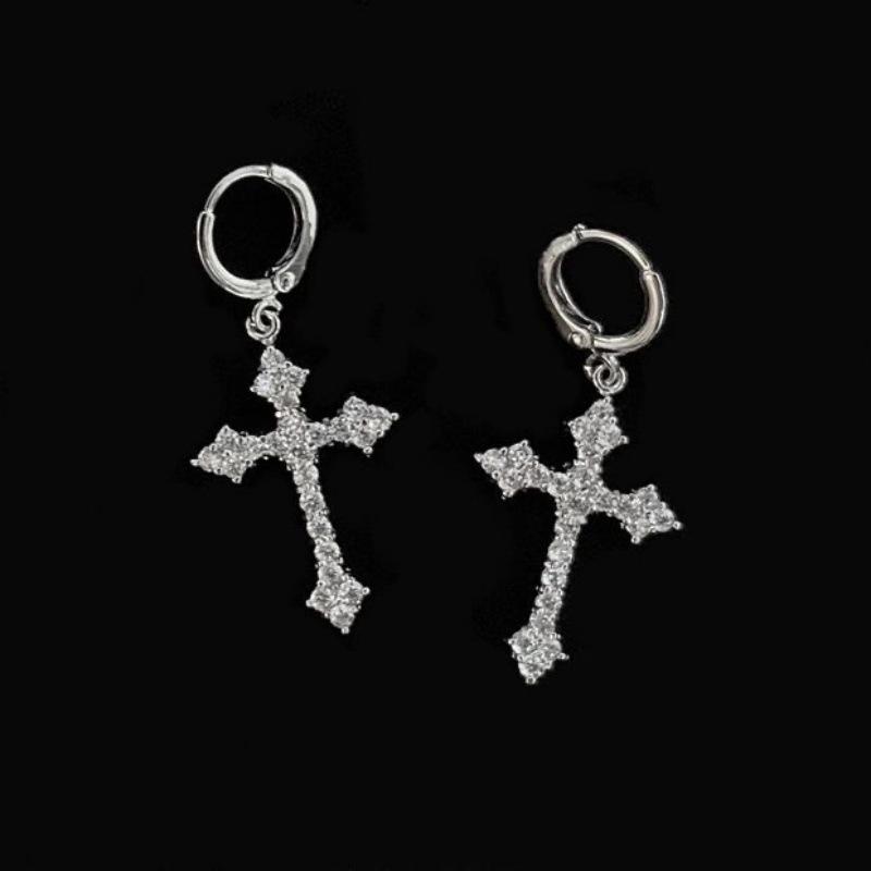 Orecchini a forma di croce incastonati di diamanti in stile lussuoso per donna, design dell'orecchino a forma di croce abbagliante e alla moda.
