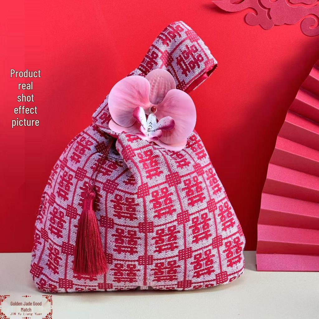 Elegant Wedding Gift Bag: Chinese Style Bridesmaid Handbag with Golden Accents