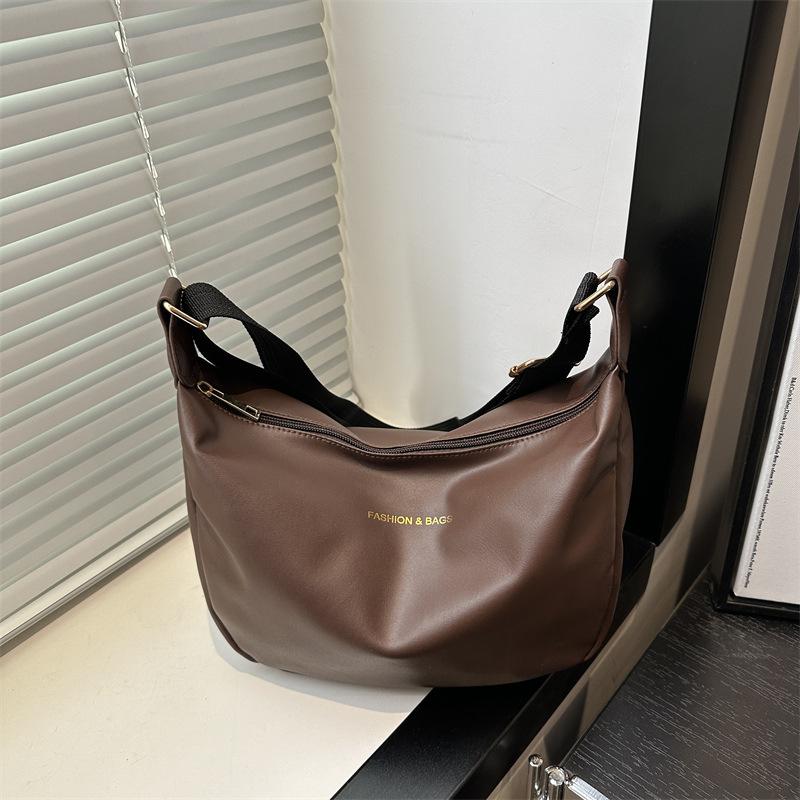

Men s and women s fashion trend tote bag large capacity new high-end niche shoulder bag simple and lightweight messenger bag