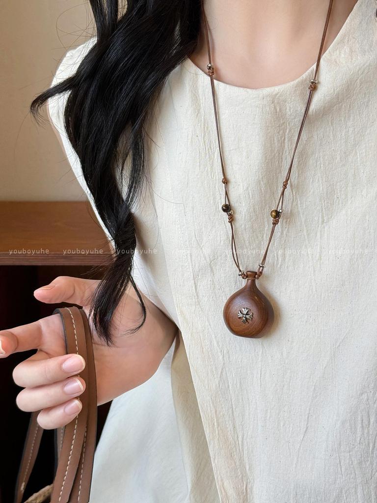 2025 Nowy Damski Naszyjnik z Sandalowego Krzyża i Flaszeczki z Koralikowym Sznurkiem