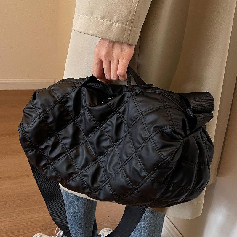 Large capacity fashion diamond messenger bag women's 2025 new trend travel personality foreign style commuting portable shoulder bag