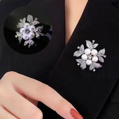 Módna brošňa s perlami a diamantmi Elegantná zliatinová brošňa s kamienkami Dámske odevné doplnky Nové šperky Brošňa
