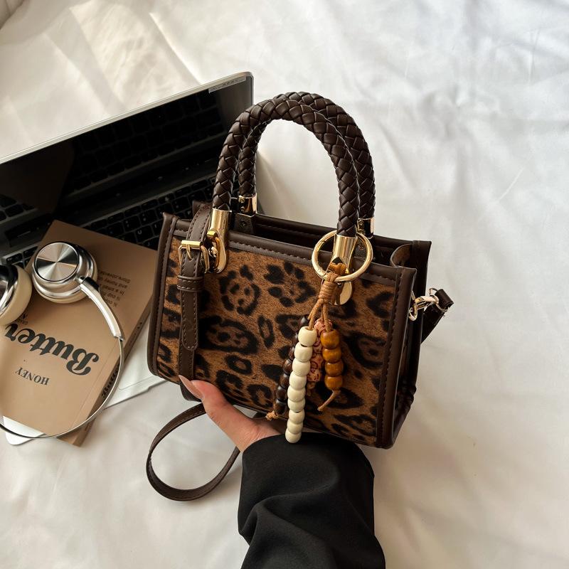 Texture Niche Design Bag Women's New Popular Versatile Messenger Bag Fashion Portable Small Square Bag Tide