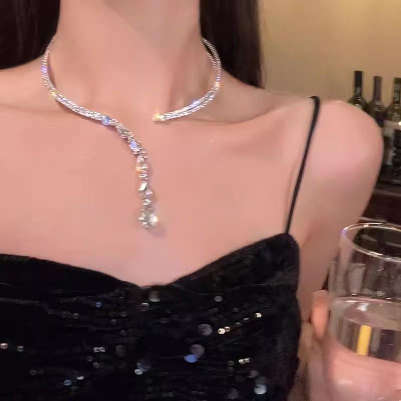 

Драгоценная дочь чокер с бриллиантовой кисточкой: Двустороннее ожерелье и повязка на голову класса люкс для женщин Zirconia Teardrop Tassel Necklace