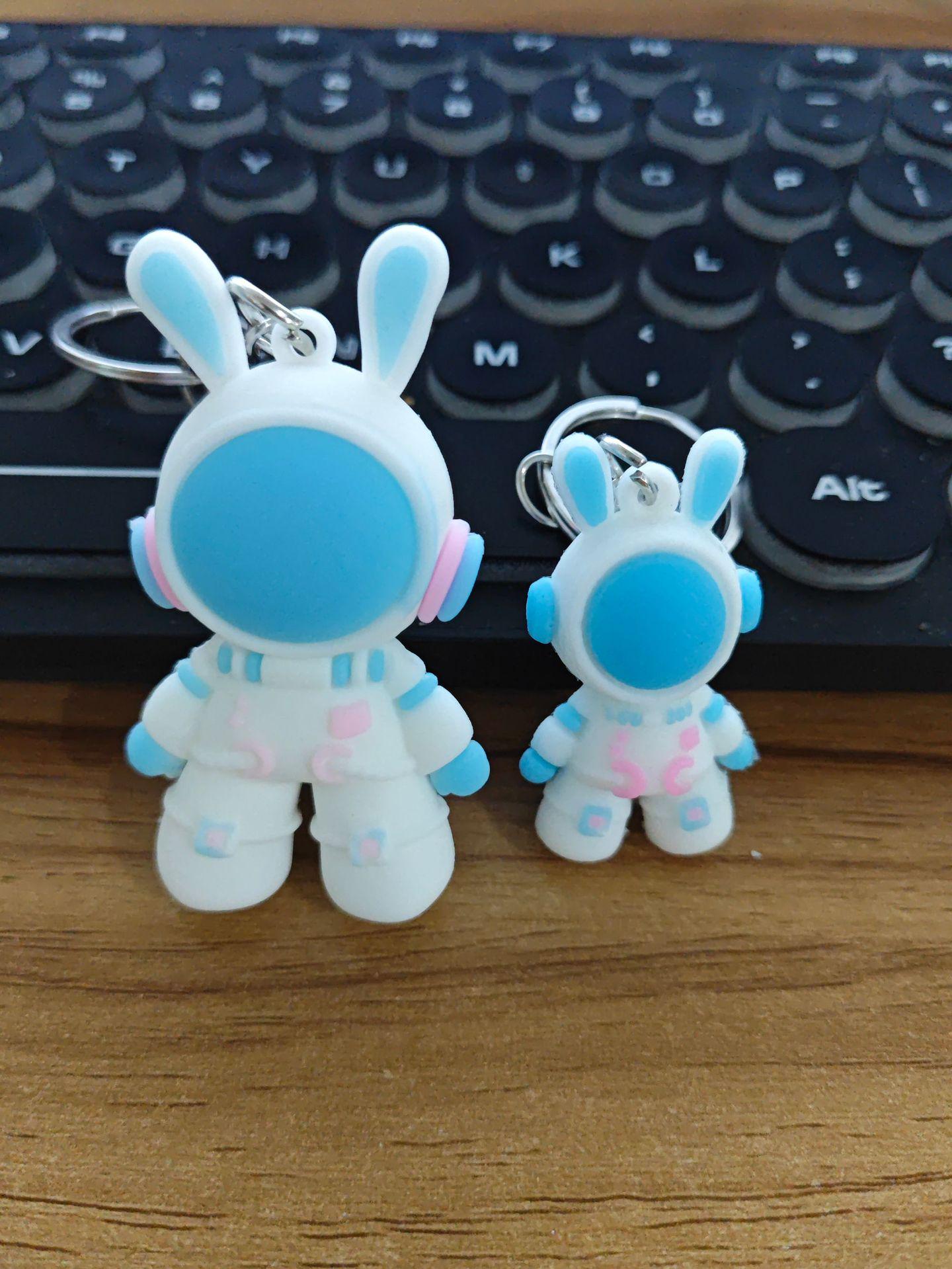 

Брелок в виде 3D-мультяшного космического кролика - изысканная подвеска на сумку, идеально подходит для детских призов или подарков на мероприятия Small 4*2.5cm