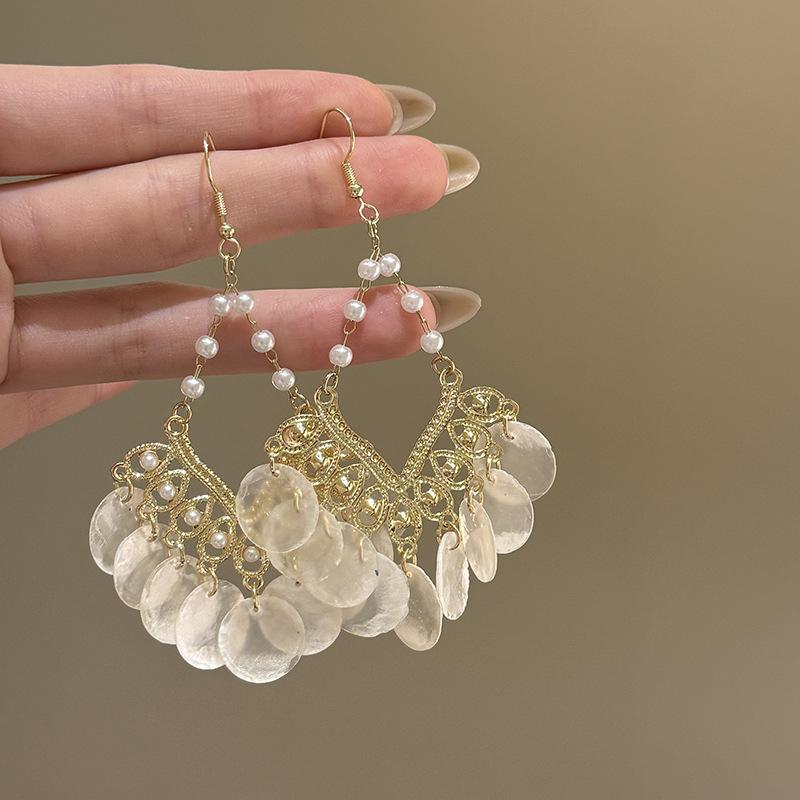Exotic high-end fringed earrings, niche retro ethnic style earrings, French heavy industry bohemian earrings.