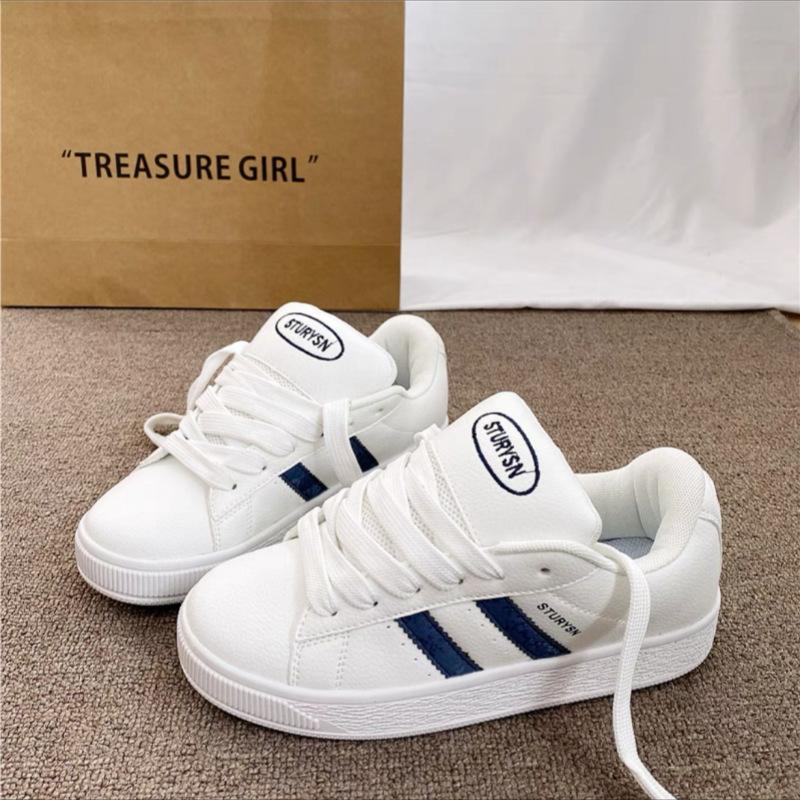 Lässige Brotschuhe Damen 2025 Frühling und Herbst neue dicksohlige beliebte Sport-Board-Schuhe flachsohlige vielseitige Nischen-weiße Schuhe