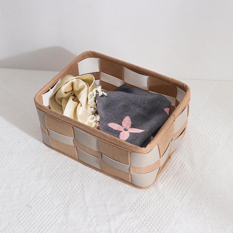 Czarno-biały tkany koszyk do przechowywania w kratę - nordycki pojemnik ze skóry i filcu na kosmetyki i do organizacji domu