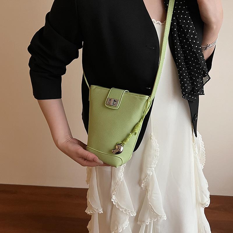 Bags, versatile bucket bags, new fashion, popular today, casual messenger bags, mobile phone bags are trendy