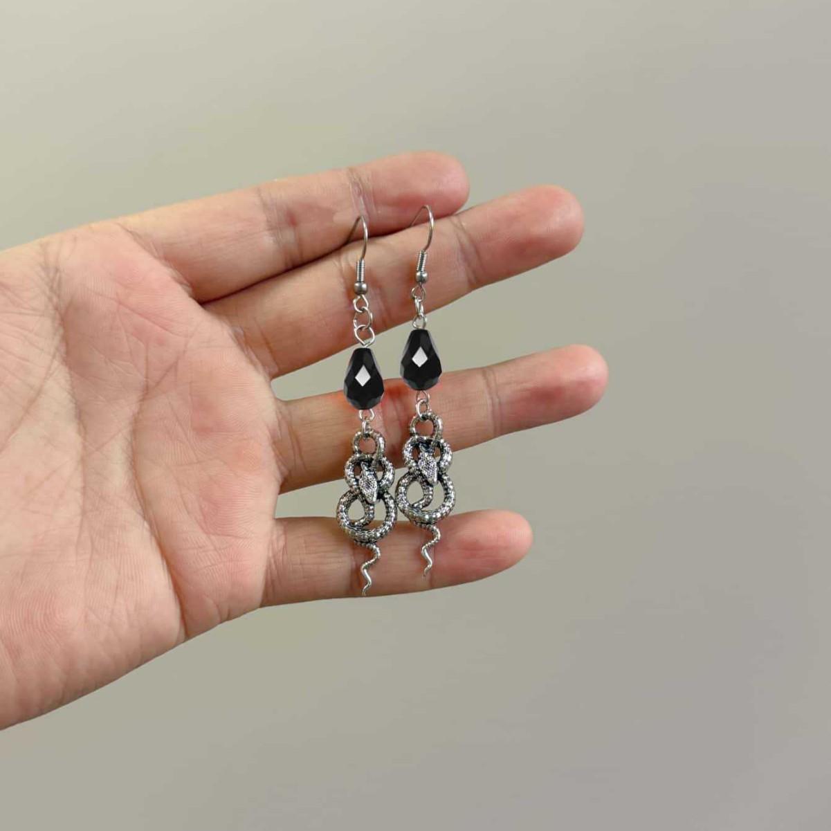 

Gothic Retro Sliver Color Snake Water Drop Red Crystal Dangle Earrings for Men Women Halloween Personality Punk Witchy Jewelry чорний