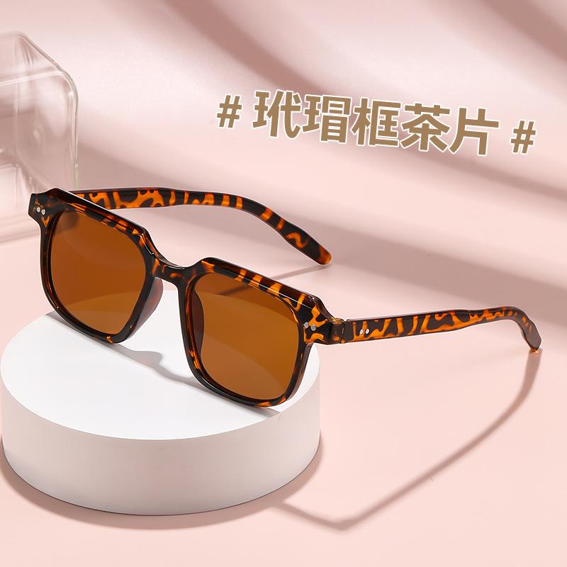 Stylish Rivet Sunglasses Square frame Sunglasses for Women Men Vintage Retro Trending Sun Eyeglasses Shades UV400 gafas de sol
