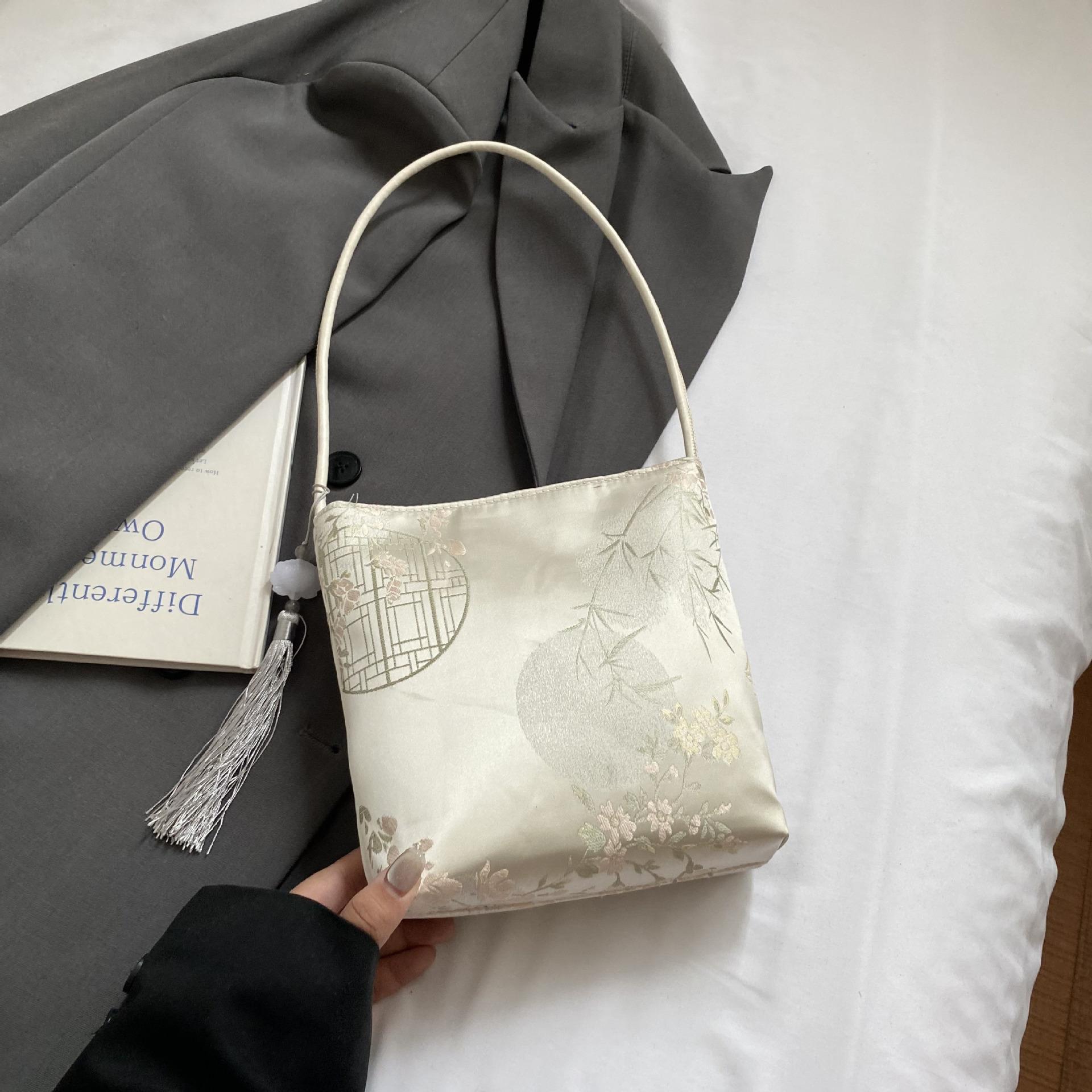 

Fashion embroidery butterfly large capacity 2025 new autumn foreign style contrasting colors commuting shoulder crossbody bucket bag woman