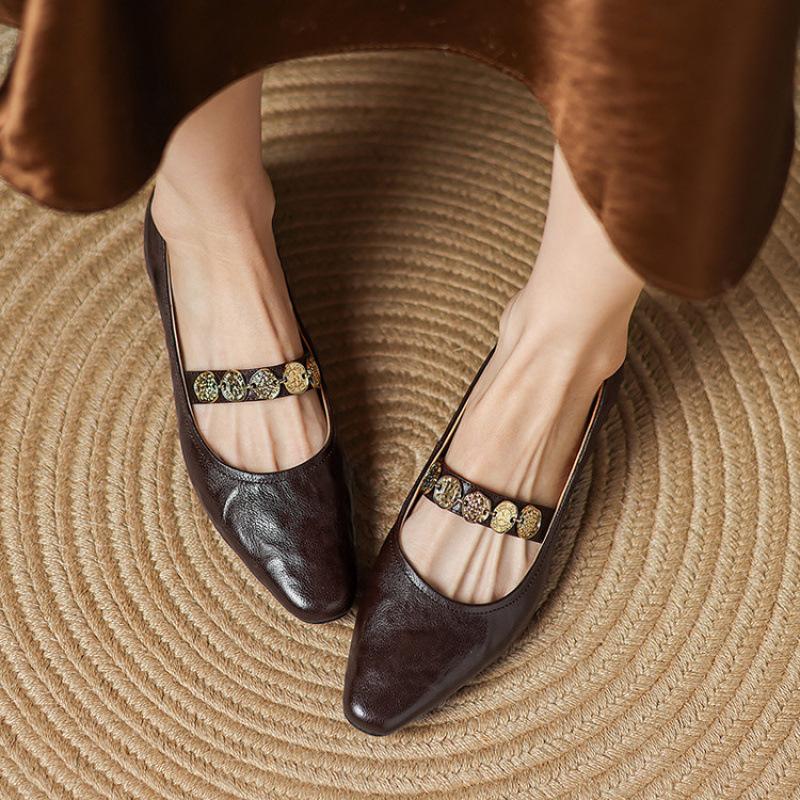 Französische Retro Mary Jane Schuhe mit quadratischer Spitze, vielseitige Damen Einzelschuhe, Frühling und Sommer neu, leichte Öffnung, niedriger Absatz, einfarbige Lederschuhe zum Pendeln