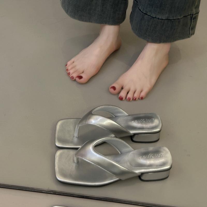 Korean Simple Pinch-on Flip-flops, Women's Summer Wear Flat-soled Cool Slippers with Skirts, Beach Shoes