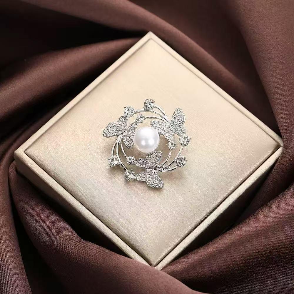 Pearl Heart Brooch: 2025 Autumn/Winter Trend - Korean Exquisite Pin for Women
