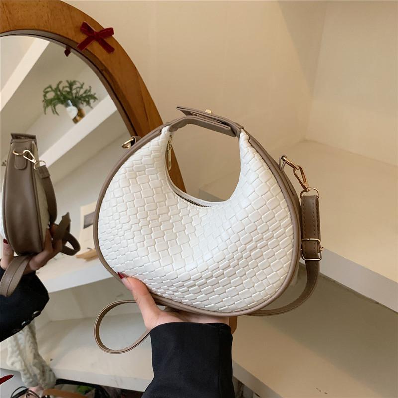 This year's popular fashion temperament handbag 2025 new versatile ins Korean version messenger bag dumpling bag texture women