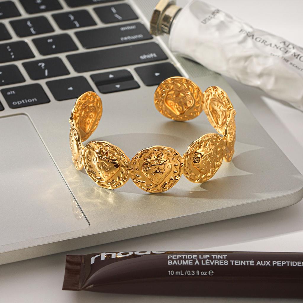 Bracelet tendance au design polyvalent, bracelet rond fraise en acier inoxydable plaqué or 18 carats, best-seller transfrontalier