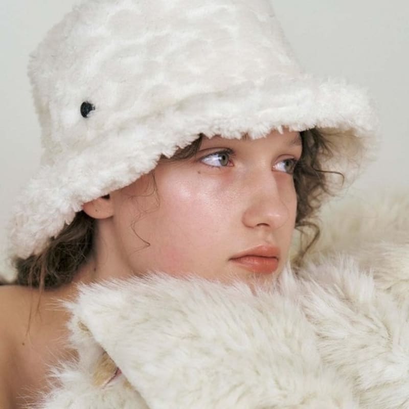 poesiedame PEBBLE FUR BUCKET HAT IN WHITE