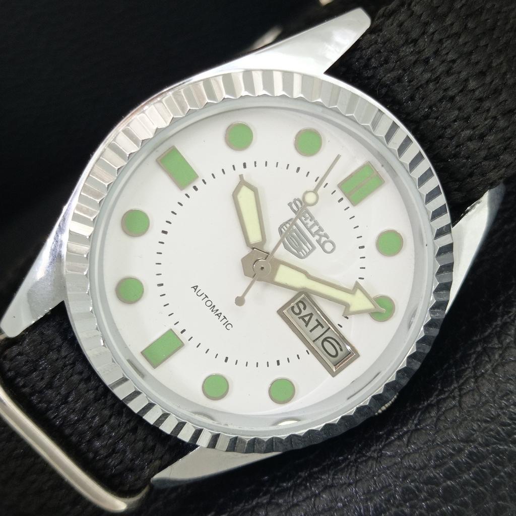 VINTAGE SEIKO 5 AUTOMATIC REFURBISHED JAPAN MENS WHITE DIAL WATCH a444269-1